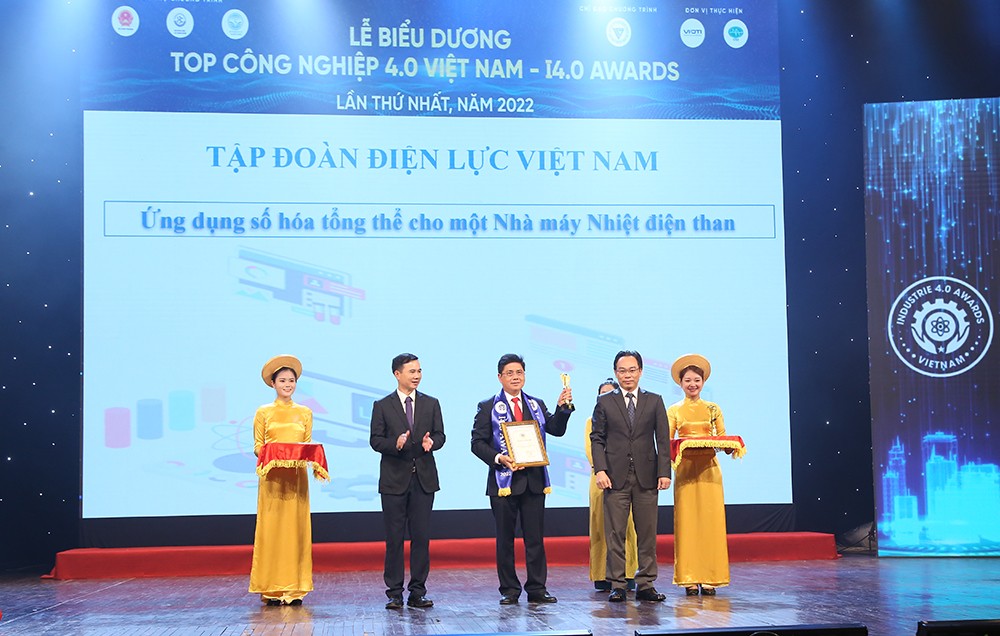 Phó Tổng giám đốc EVN Võ Quang Lâm đại diện Tập đoàn Điện lực Việt Nam nhận chứng nhận “Top Doanh nghiệp Công nghiệp 4.0”