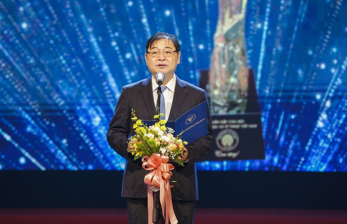 Ông Phan Xuân Dũng, Chủ tịch Liên hiệp các Hội khoa học và Kỹ thuật Việt Nam phát biểu tại chương trình Truyền hình trực tiếp 15/7/2002 trên kênh VTV2.