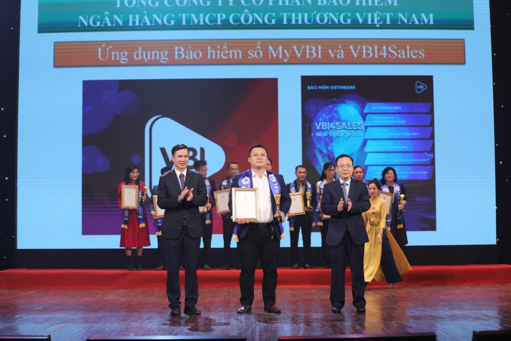 Ông Bùi Tiến Diện – Giám đốc Ban Công nghệ thông tin đại diện VBI nhận giải thưởng