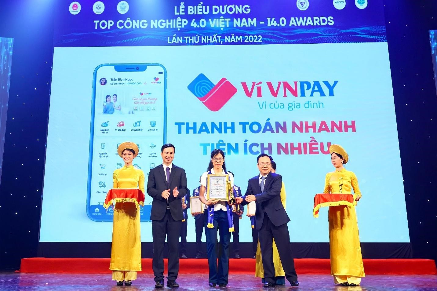Bà Nguyễn Thị Thu Hương nhận Giải thưởng Top Công nghệ 4.0 Việt Nam 2022 (Ảnh: VNPAY)