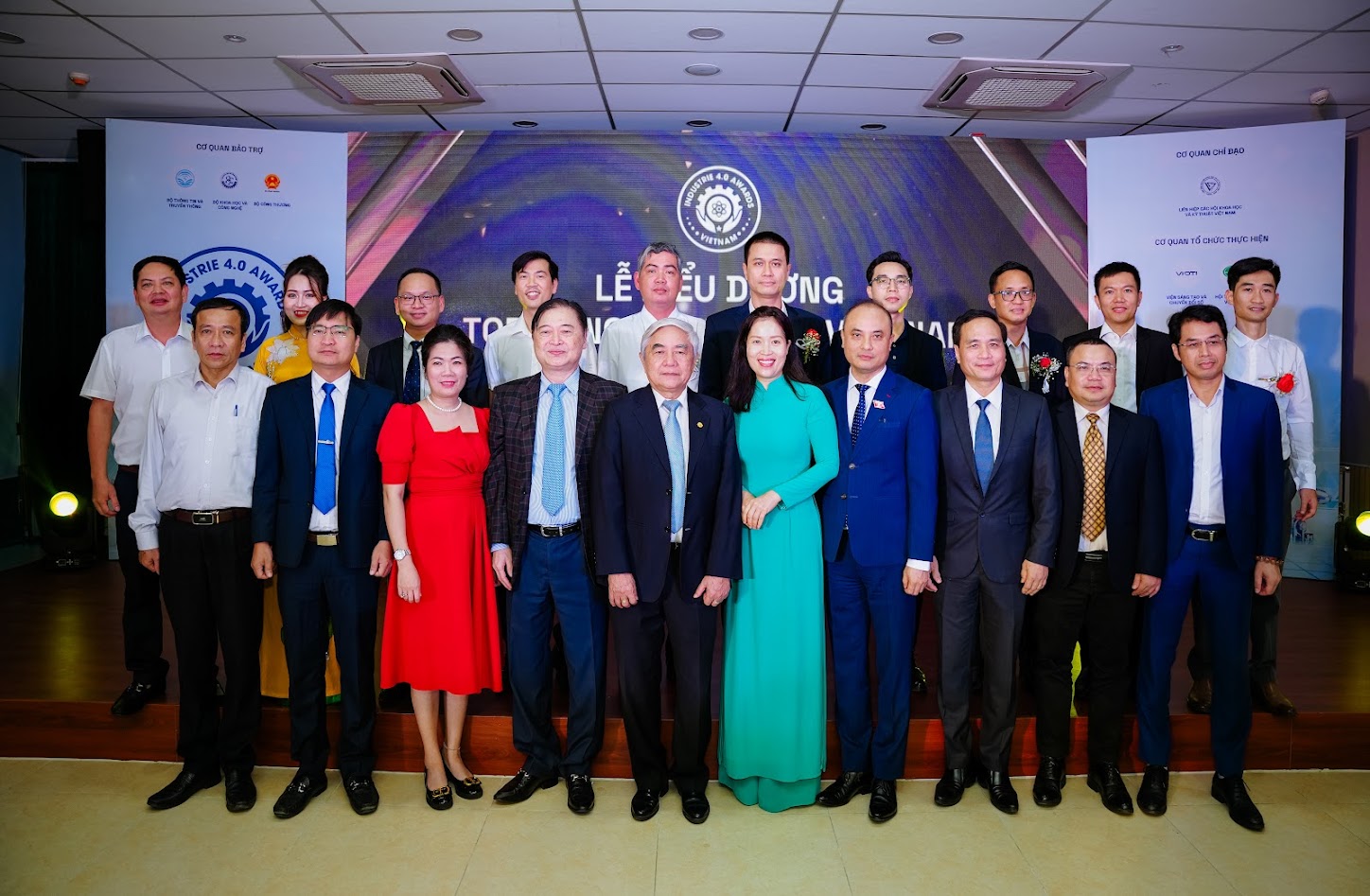 Đại diện Eximbank nhận giải I4.0 Awards Việt Nam tại hạng mục Top Doanh nghiệp có sản phẩm số thông minh và giải pháp công nghệ Công nghiệp 4.0