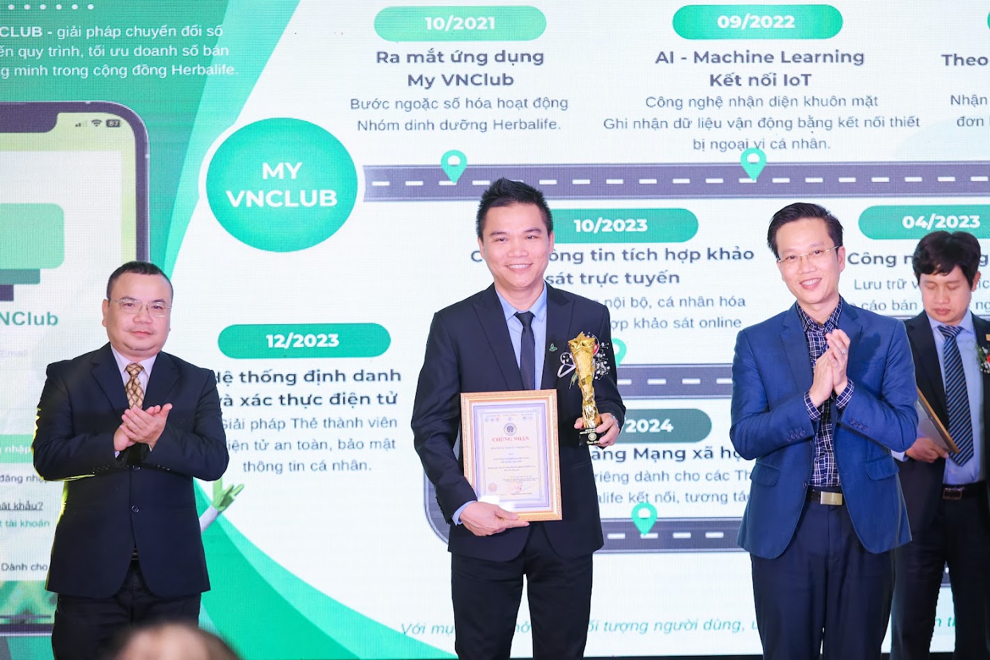 Ông Nguyễn Thành Đạt (Giám đốc Đối ngoại Herbalife Việt Nam) nhận giải tại I4.0 Awards Việt Nam 2024